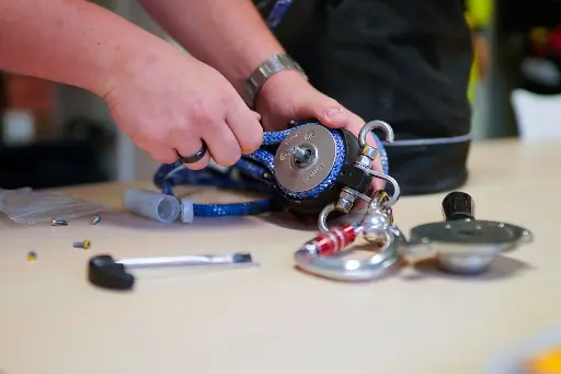 Révision d'un SHE RESCUE par ALOTECH Une main